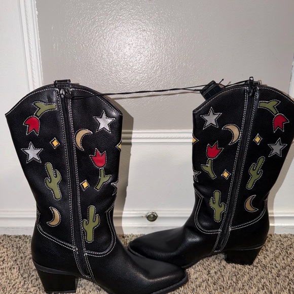 No Boundaries Black Boots with Colorful Embroidery - Picture 5 of 5